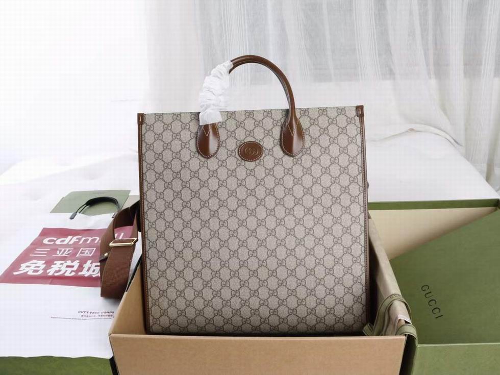  Medium tote with Interlocking&nbsp;G