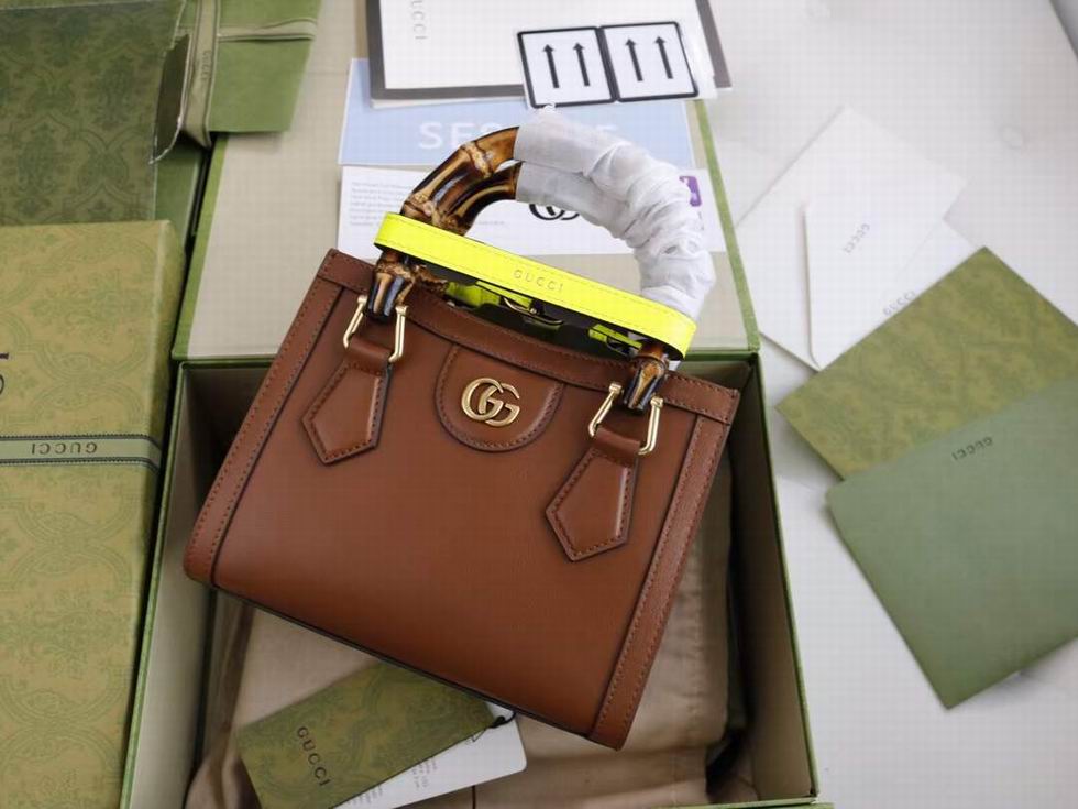  Gucci Diana jumbo GG mini tote bag