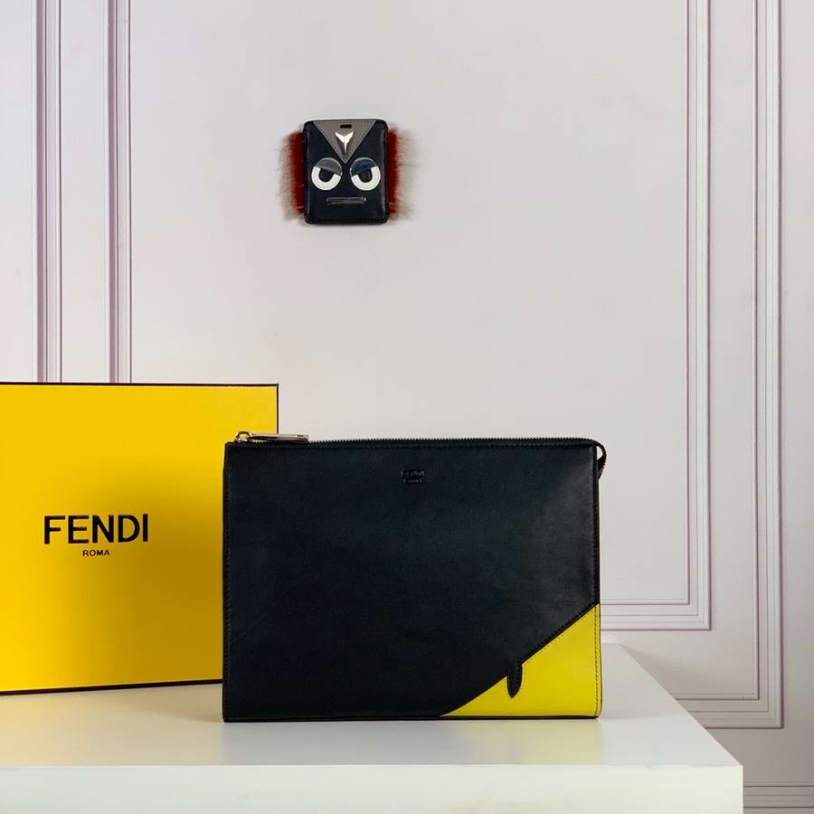  Fendi Pouch