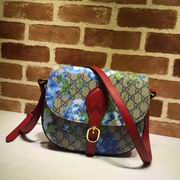 Gucci GG Supreme canvas shoulder bag red